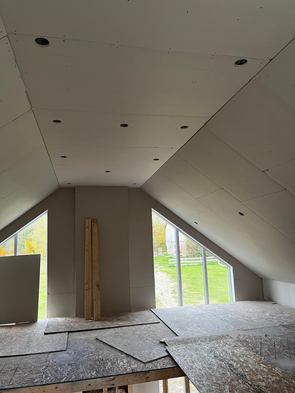 Installation de gypse et travaux de système intérieur - Construction DCM